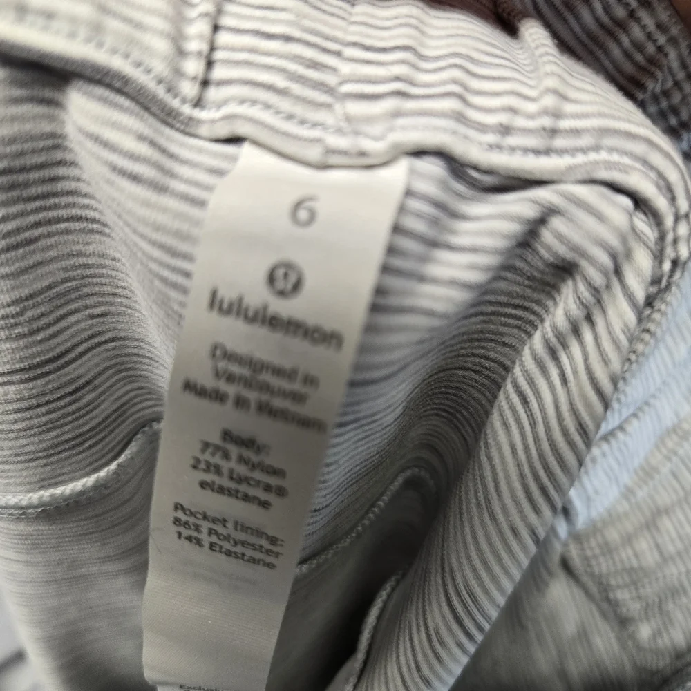 Lululemon mid rise barrel leg cropped pants